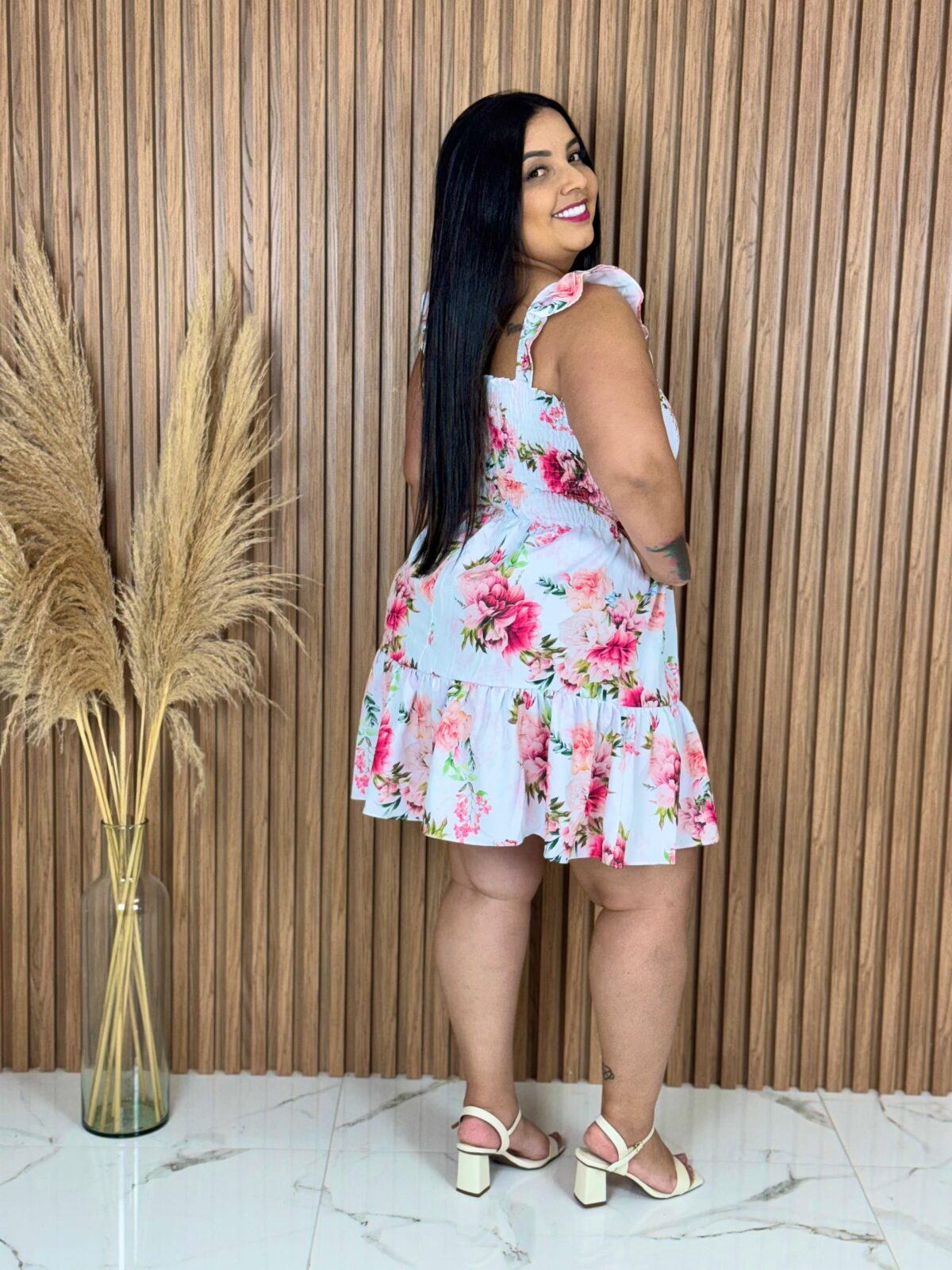 Vestido Curto / Branco com Rosas - Imagem 2