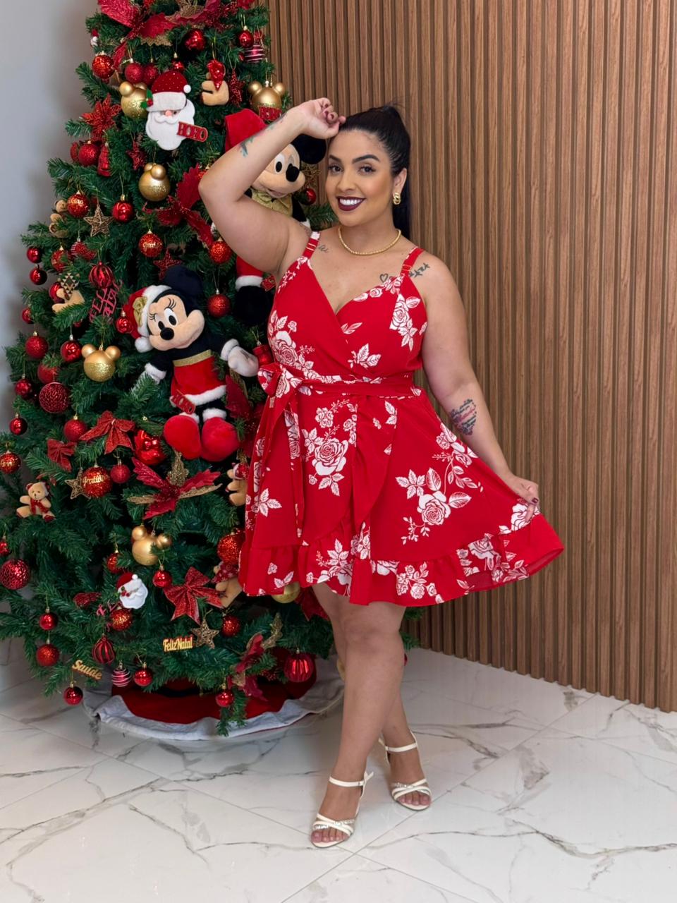 WhatsApp Image 2025-12-03 at 10.03.05 (2) Macaquinho Short Saia Plus Size / Vermelho com Flores - Imagem 1