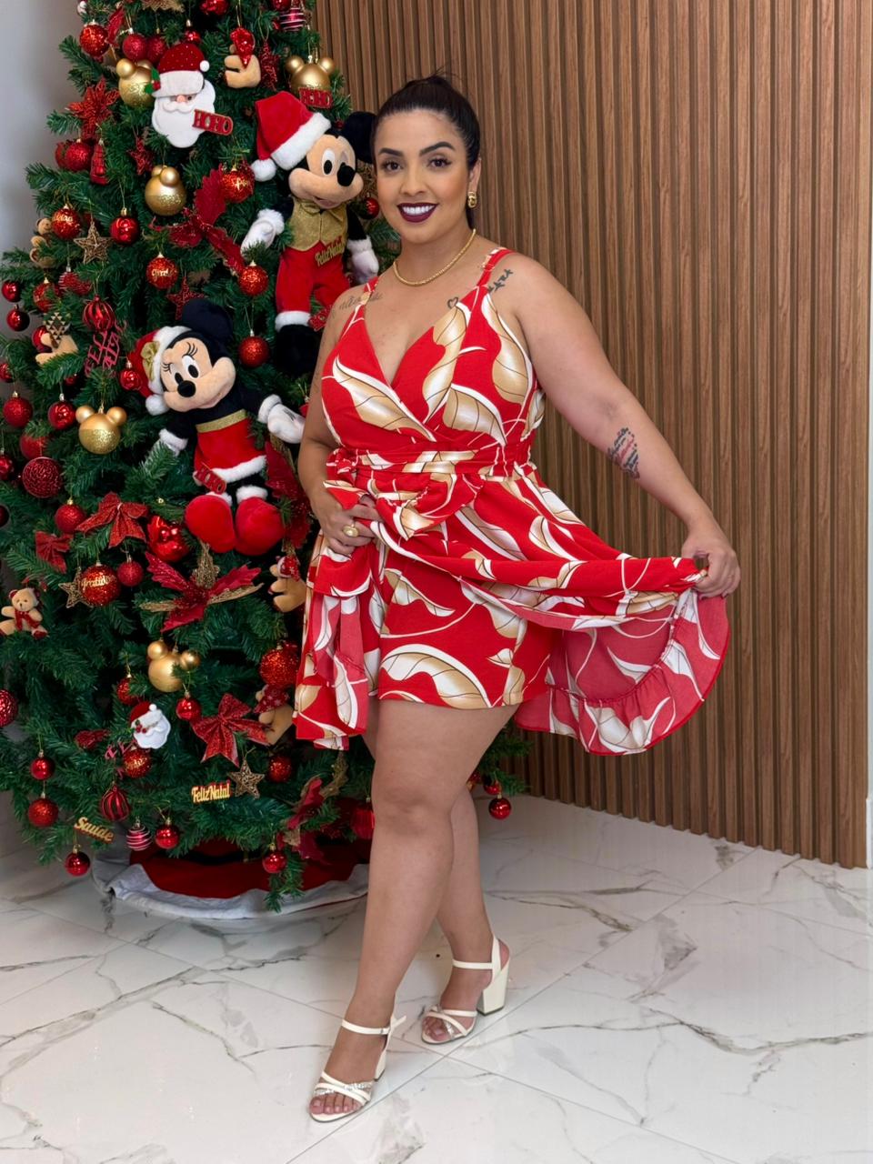 WhatsApp Image 2025-12-03 at 10.03.05 Macaquinho Short Saia Plus Size / Vermelho com Folhas - Imagem 1